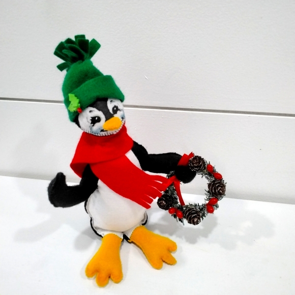 Annalee 7" Penguin 🐧 with Wreath - Picture 6 of 6